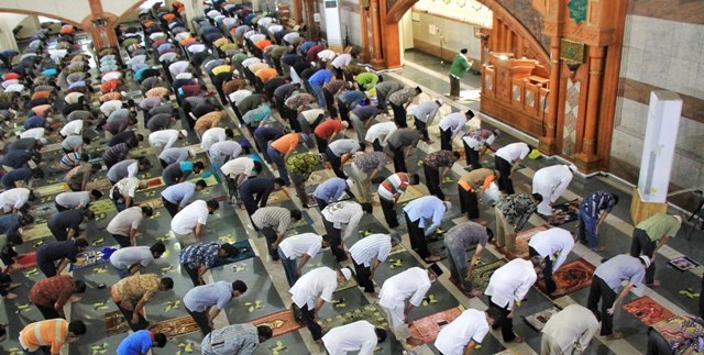 Pemerintah Bolehkan Salat Tarawih dan Idulfitri Berjamaah