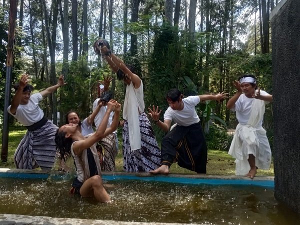 Ramaikan Hari Tari Sedunia 2021: Bandung Menari, Penari Jalan Kaki 60 Km