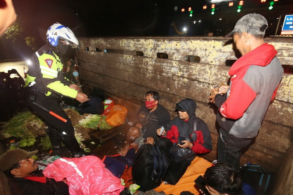 Hujan-hujanan, Pemudik Sembunyi di Truk Sayur untuk Kelabui Petugas
