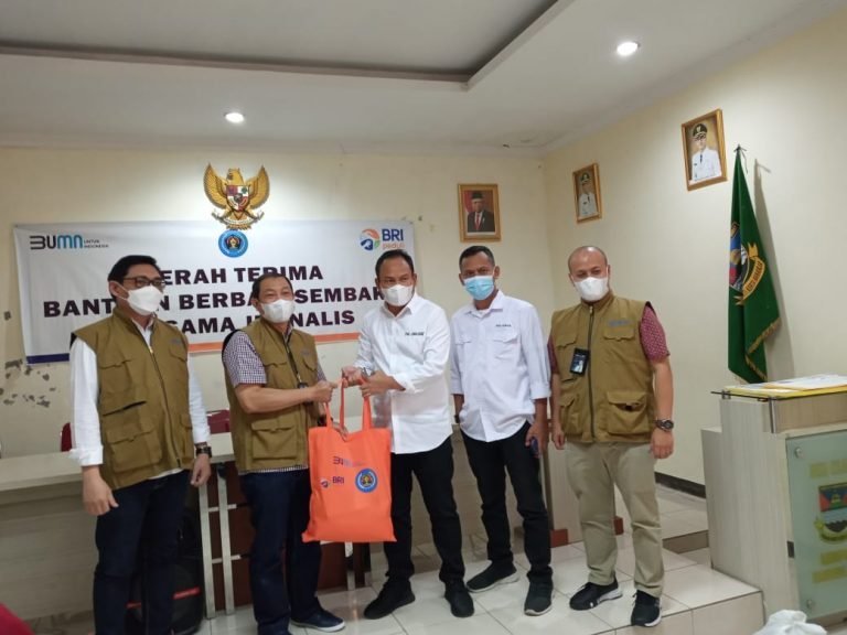 BRI Berkolaborasi dengan PWI Salurkan Bantuan untuk Warga Terdampak Pandemi