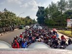 Rumah Bos Garmen di Bandung Didemo Ratusan Buruh