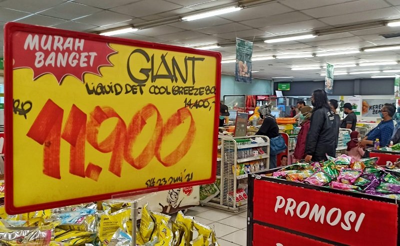 Banyak Diskon, Warga Bandung Serbu Giant Jelang Tutup Selamanya
