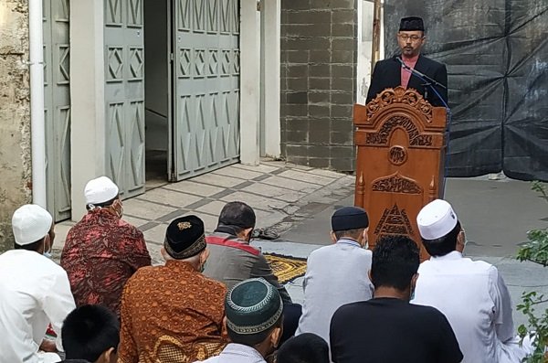 Warga RW 08 Kelurahan Pasirlayung Sholat Idul Fitri dengan Prokes