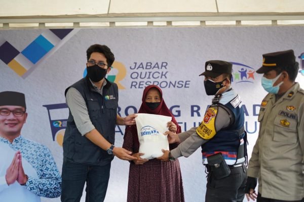 Ratusan Duafa dan Anak Yatim Dapat Bantuan Paket Sembako Serta Peralatan Belajar