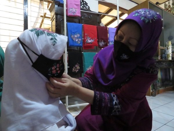 Cantiknya Jilbab Lukis, Tren Baru Busana Lebaran Khas Bandung Barat