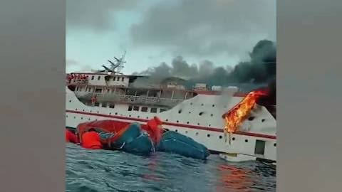 KM Karya Indah Terbakar, Penumpang Melompat ke Laut