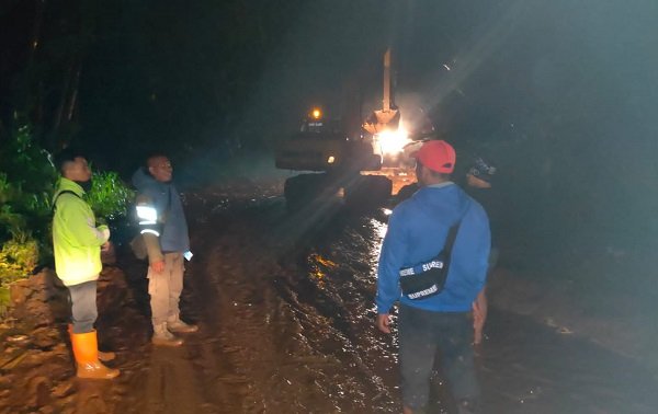 Tebing 30 Meter di Cipatat Bandung Barat Longsor