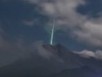 Viral! Foto Meteor Jatuh di Puncak Gunung Merapi