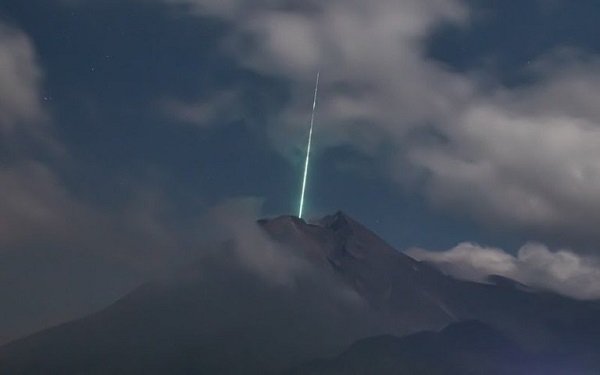 Viral! Foto Meteor Jatuh di Puncak Gunung Merapi