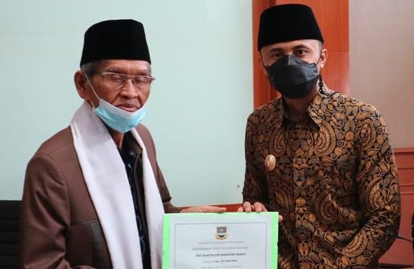 Pemkab Serahkan Dana Hibah ke MUI Bandung Barat