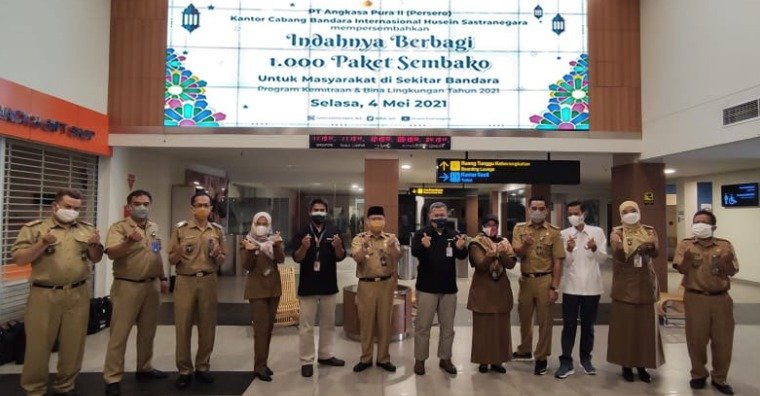 PT Angkasa Pura II (Persero) Bandara internasional Husein Sastranegara Serahkan Bantuan 1000 Paket Sembako ke Warga Sekitar Bandara