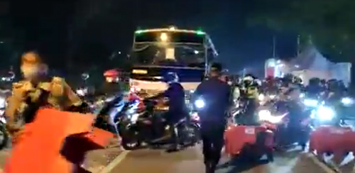 Heboh, Video Penyekatan Polisi Dijebol Pemudik