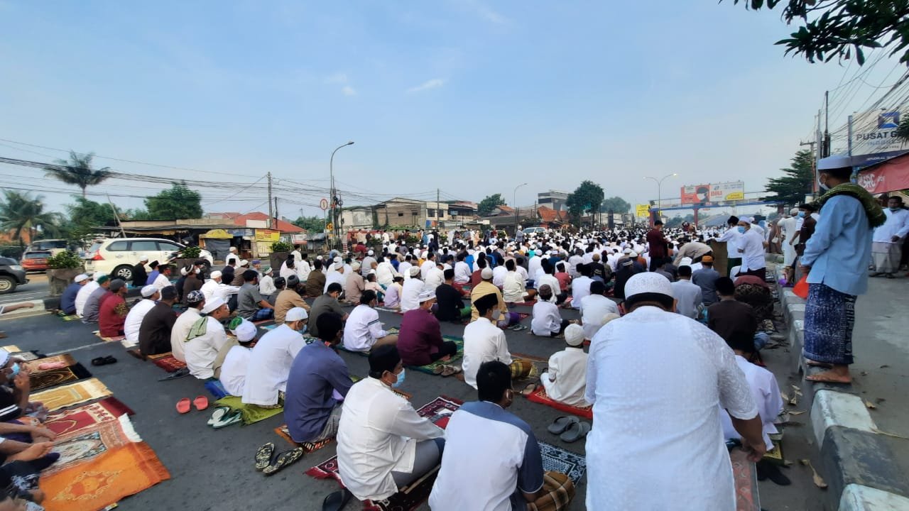 Viral Foto Jamaah Sholat Idul Fitri Membludak di Bekasi
