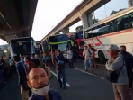 Viral Video Pekerja Protes GT Cikarang Barat Ditutup saat Penyekatan Jalur Mudik