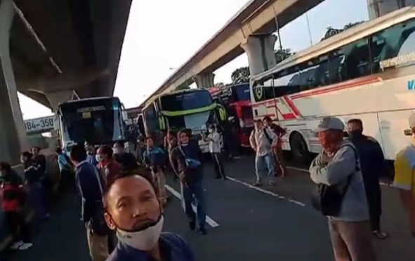 Viral Video Pekerja Protes GT Cikarang Barat Ditutup saat Penyekatan Jalur Mudik
