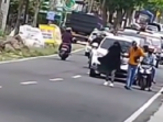 Viral! Ngambek di Tengah Jalan, Wanita Ini Bikin Macet