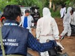 Rawan Tertular, Petugas Gali Kubur TPU Cikadut Dapat Bantuan APD