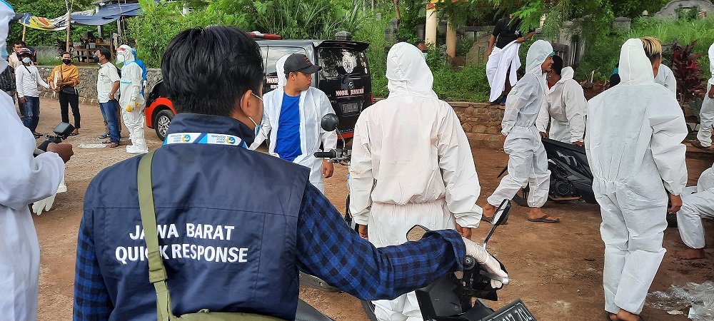 Rawan Tertular, Petugas Gali Kubur TPU Cikadut Dapat Bantuan APD