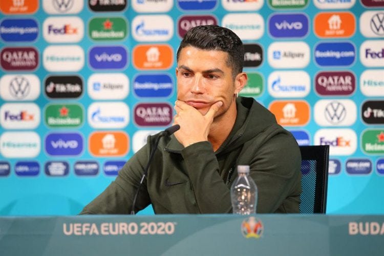 Ronaldo Singkirkan Botol Coca-Cola, Federasi yang Kena Hukuman