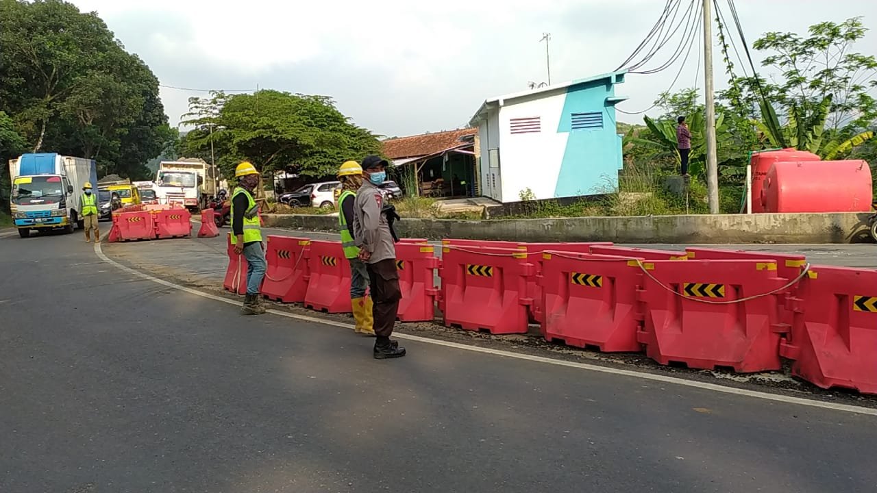 Jalan Kampung Sasaksaat Amblas, Diduga Gegara Pembangunan KCIC
