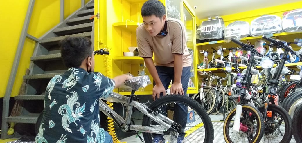 Rasyid Rajasa Dorong Semangat Belajar Anak dengan Bagi-bagi Sepeda