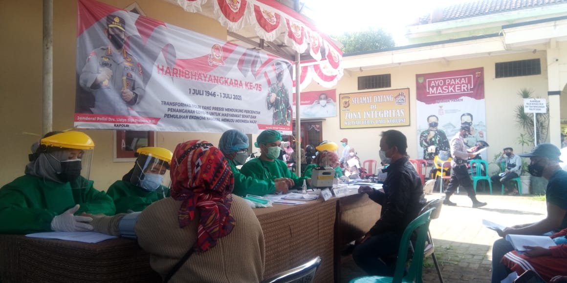 Hari Bhayangkara ke 75 Polsek Paseh Polresta Bandung Laksanakan Vaksinasi Masal