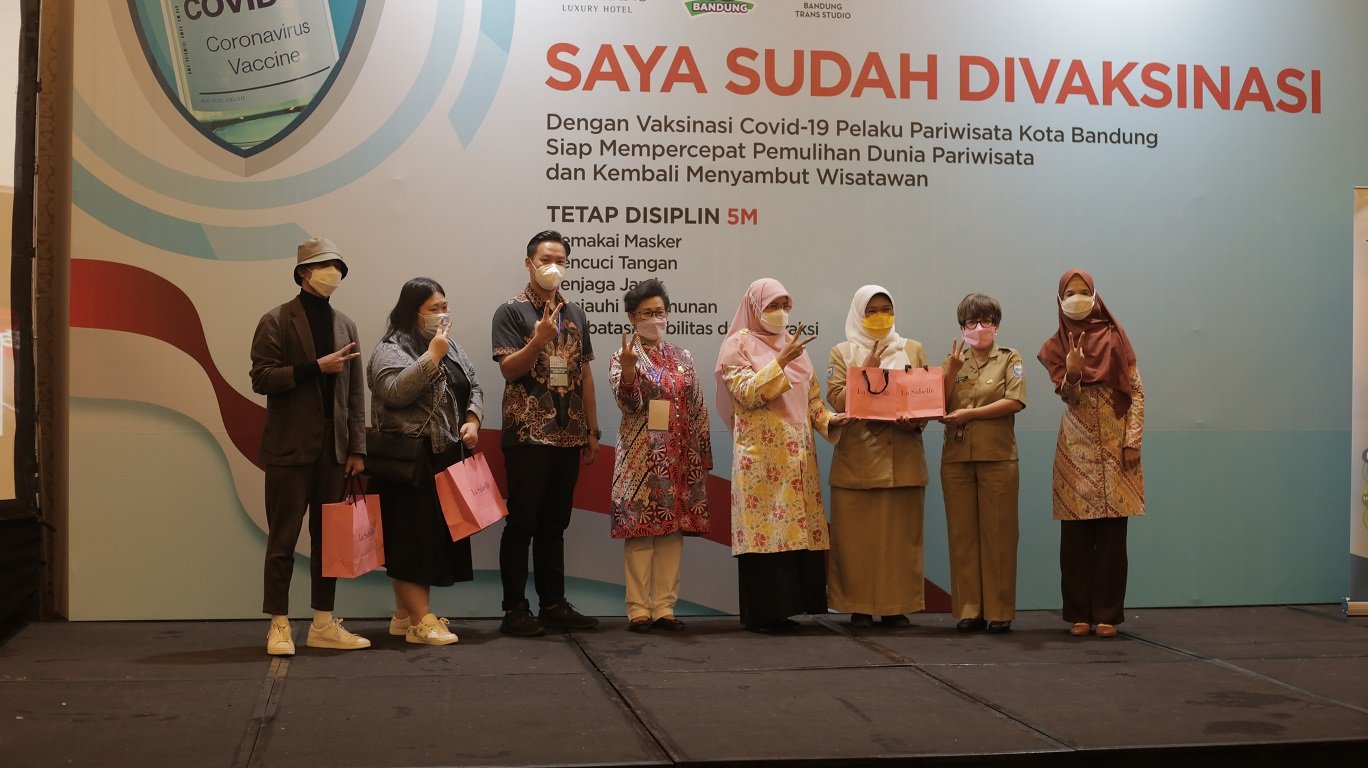 Beri Dukungan, La Sabelle Sumbangkan 100 Scarves untuk Nakes Perempuan di Bandung
