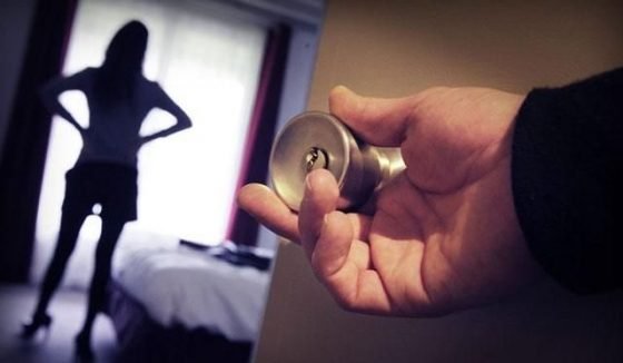 Sudah Enak-enak, PSK di Bali Diborgol dan Dianiaya di Kamar Mandi