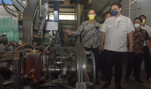 Respons Keluhan Pengusaha Tenun Majalaya, Airlangga Tegaskan Komitmen Lindungi IKM
