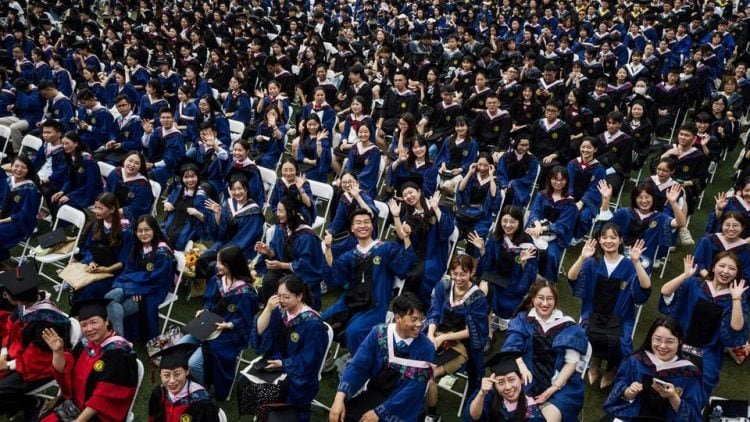 Wuhan Normal, Ribuan Wisudawan Tanpa Jaga Jarak dan Tak Ada Masker