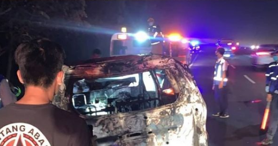 Avanza Putih Diduga Tabrak Lari Terbakar di Tol Cileunyi