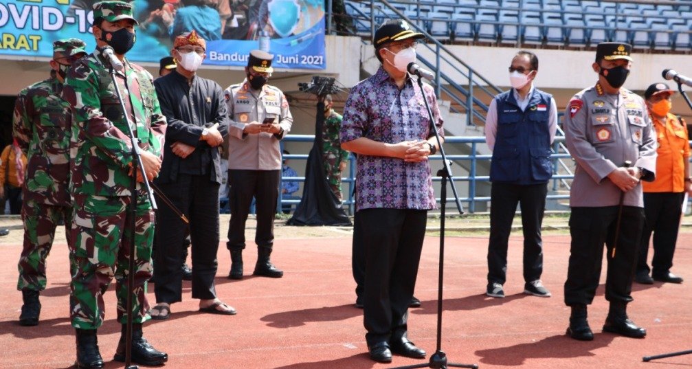 Panglima TNI dan Kapolri Tinjau Serbuan Vaksinasi di GBLA Bandung