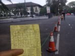 Kertas Undian Togel Berserakan di Depan Gedung Sate