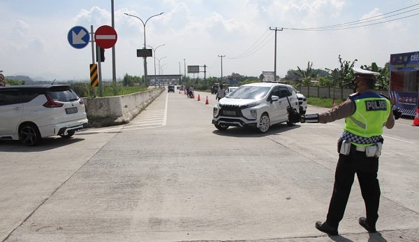 Tiap Akhir Pekan, Polisi Lakukan Penyekatan Kendaraan di Kabupaten Bandung