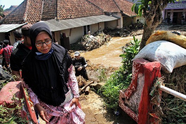 Tanggul Jebol, Rumah 500 KK di Kabupaten Bandung Terendam Banjir hingga 1 Meter