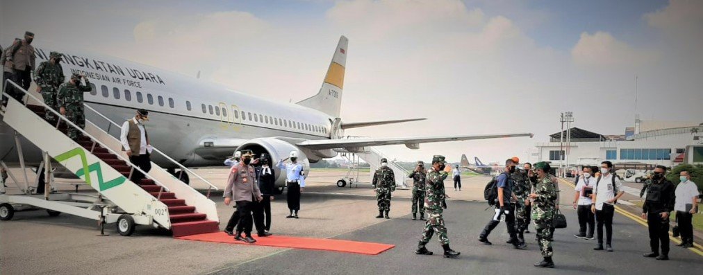 Panglima TNI dan Kapolri Tinjau Serbuan Vaksinasi di GBLA Bandung