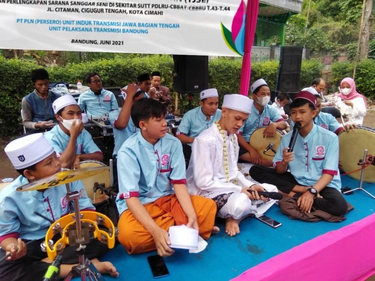 PLN UPT Bandung Serahkan Bantuan pada Komunitas Seni Terbangan dan Sholawat Al Muharib HBP