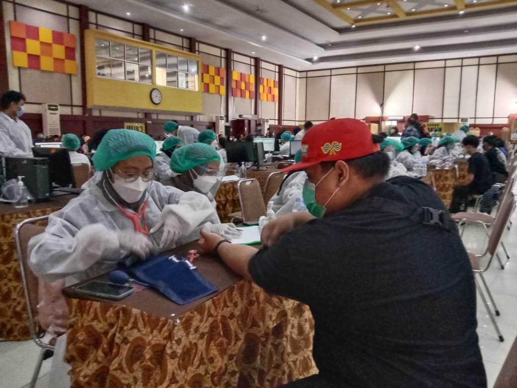 Kampus Itenas Diserbu Ribuan Pelajar untuk Disuntik Vaksin Sinovac