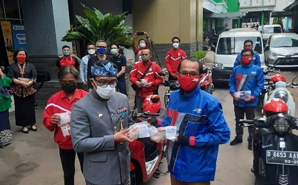 JNE Salurkan Suplemen Vitamin dan Obat bagi Pasien Covid–19 di Jabar