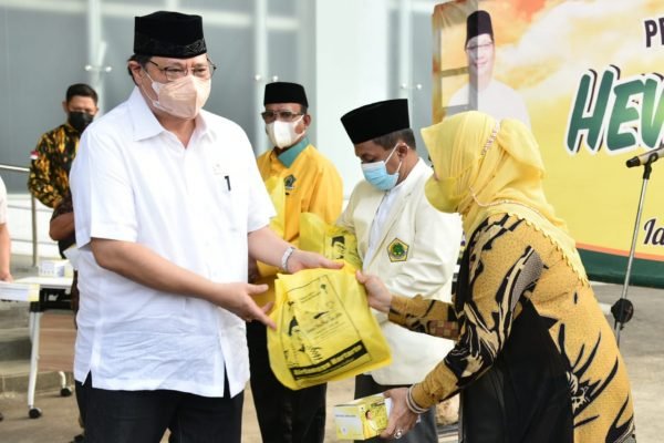 Partai Golkar Bagikan Paket Sembako dan Daging Kurban