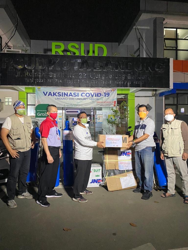 JNE Salurkan Bantuan Tabung Oksigen ke RSUD Bandung