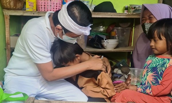 Perjuangan Bocah Anwar, Jual Cilor untuk Bantu Kakak yang Lumpuh