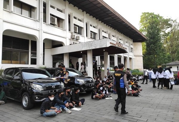 Polrestabes Buru Provokator Demo PPKM di Bandung, Ditemukan Bom Molotov