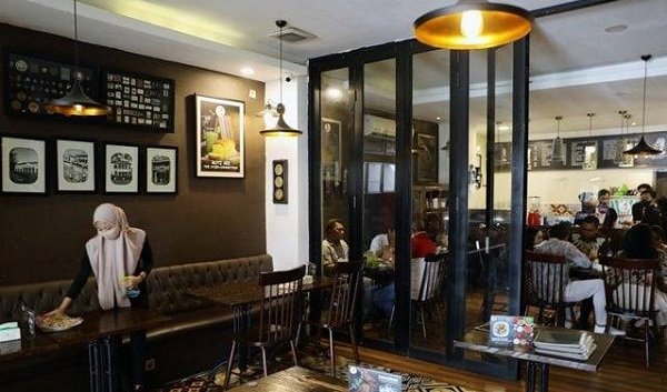 Kebijakan Makan di Tempat 20 Menit Bahaya atau Tidak? Ini Kata Dokter