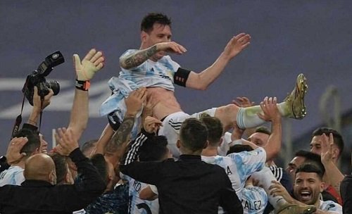 Selamat! Akhirnya Messi Angkat Trofi Bersama Timnas Argentina