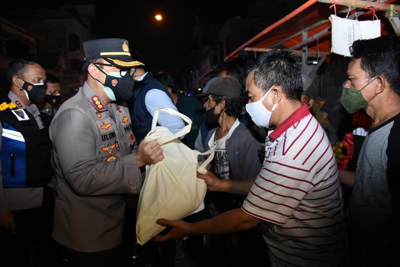 Kapolrestabes Bandung Pimpin Patroli Malam dan Salurkan Bantuan