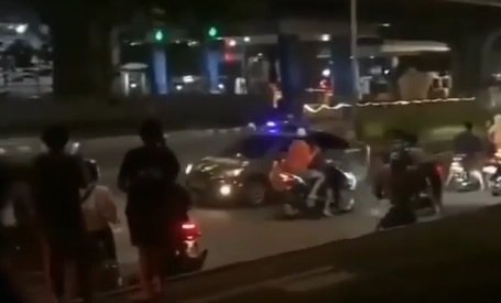 Polisi Dikeroyok, Dipukul dan Ditendang di Jalan