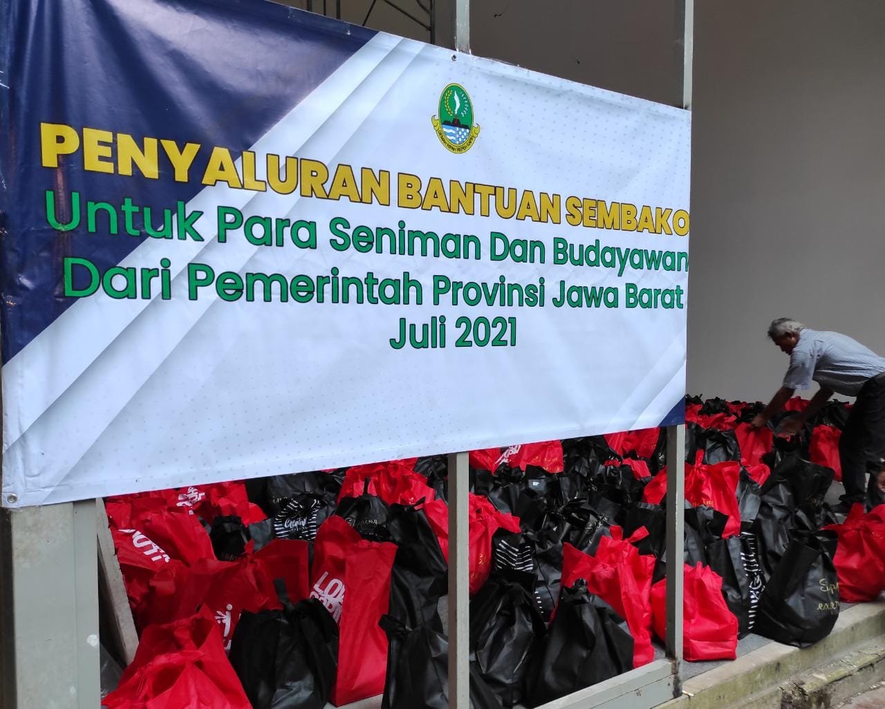 Pemprov Jabar Mulai Salurkan Bansos untuk Seniman dan Budayawan