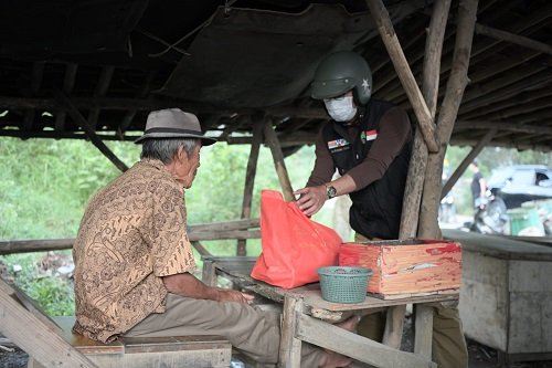 Ridwan Kamil Blusukan Bagikan Bantuan untuk Warga Terdampak PPKM Darurat
