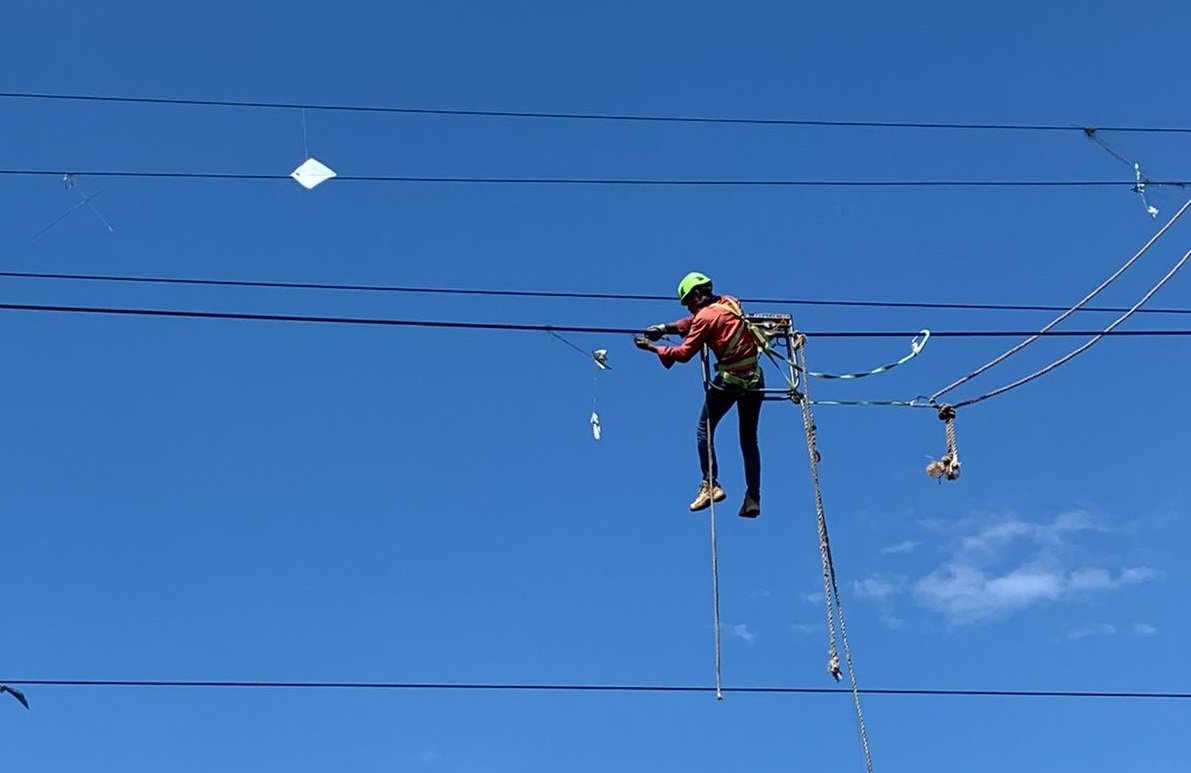 PLN UPT Bandung Minta Warga tidak Main Layangan Dekat Jaringan Listrik